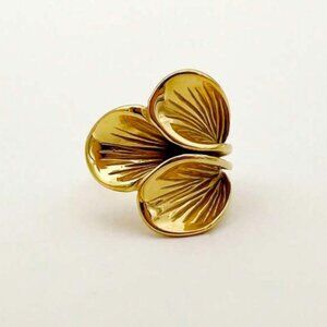 Elegant Gold Leaf Ring Q416